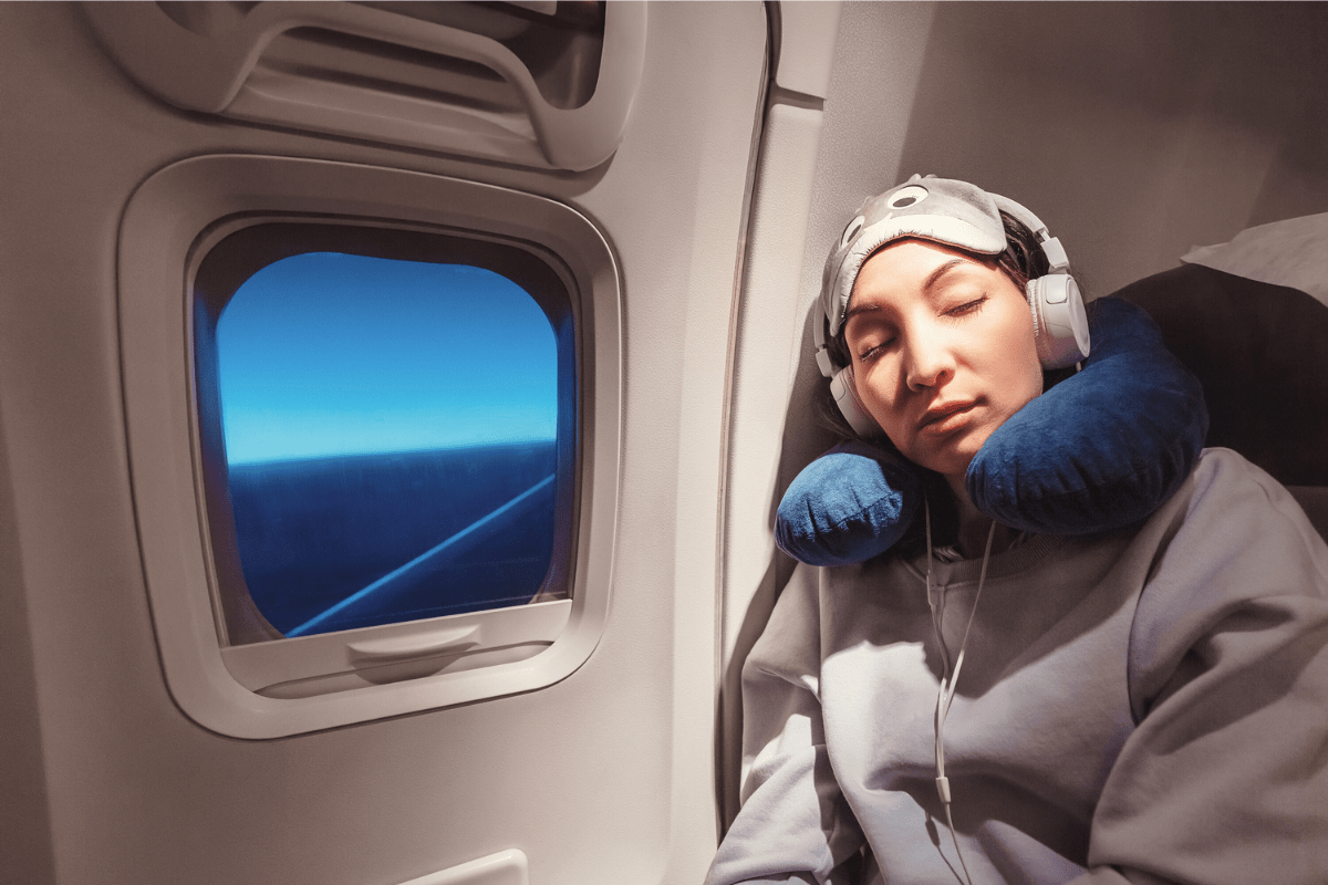 12 Best Travel Blankets for Long Flights and Road Trips (2023