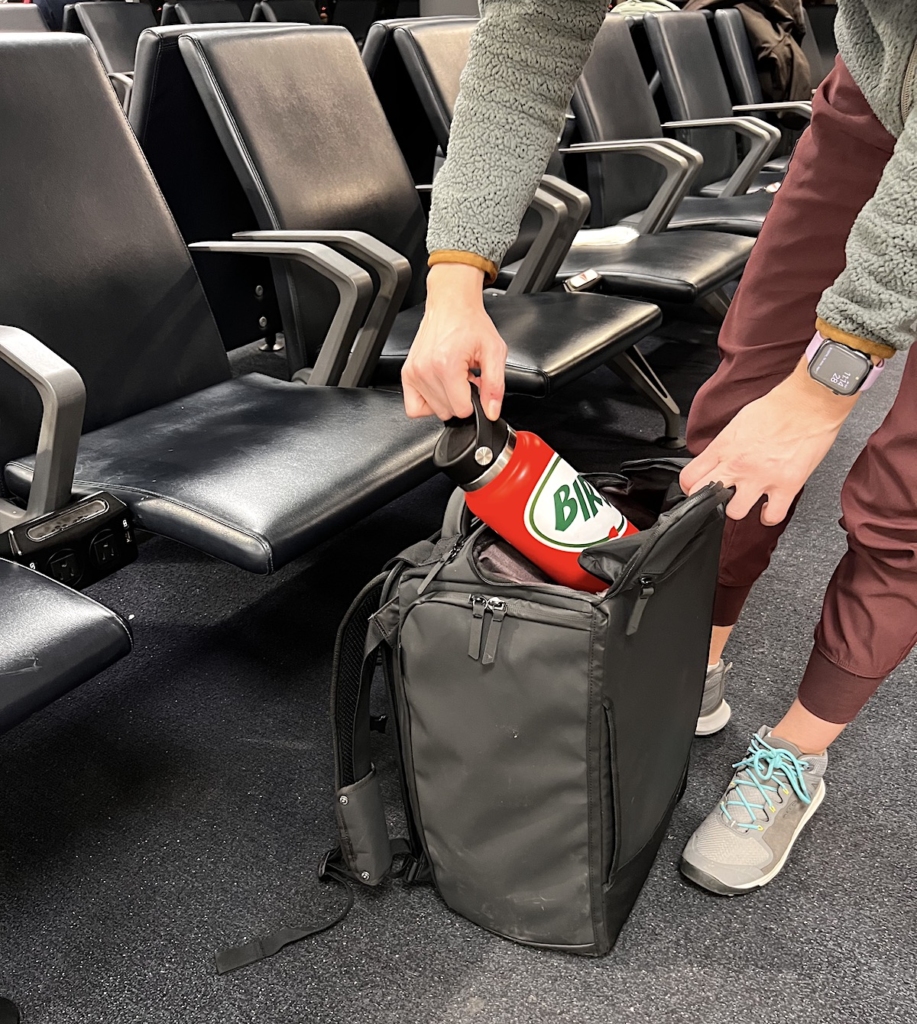 storing-hydroflask-in-water-bottle-pocket-nomatic-backpack